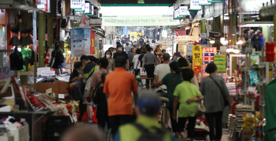 전 국민의 약 88%가 1인당 25만원씩 받는 코로나 상생 국민지원금(재난지원금) 지급 절차가 6일부터 시작된다. 전통시장과 동네 슈퍼마켓, 식당, 미용실, 약국, 안경점, 의류점, 학원, 병원, 프랜차이즈 가맹점(편의점, 빵집, 카페, 치킨집 등) 등에서 사용할 수 있다. 지난 8월 30일 서울의 한 시장. <연합뉴스>